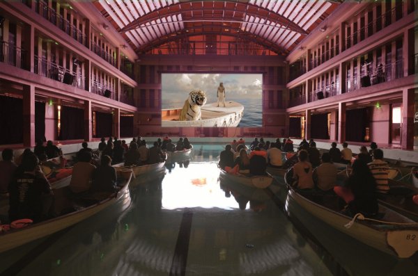 Мем: Обычный кинотеатр в Венеции, Гексоген