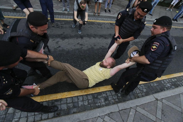Мем: Полицейские несут россиянина на празднование Дня России в Кремль, Andrews