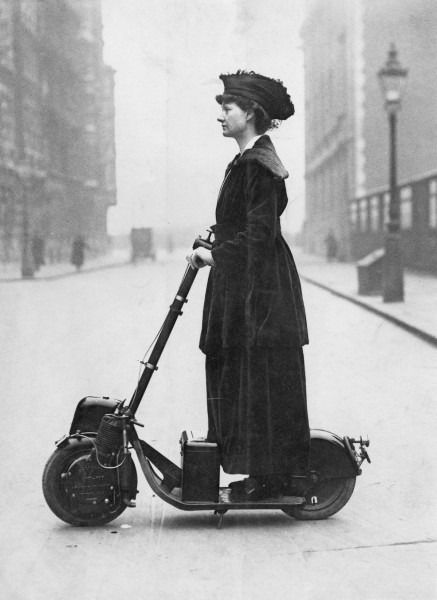 Мем: Леди Норман на своем скутере Krupps в 1916 году. Подробности в источнике, RRaf