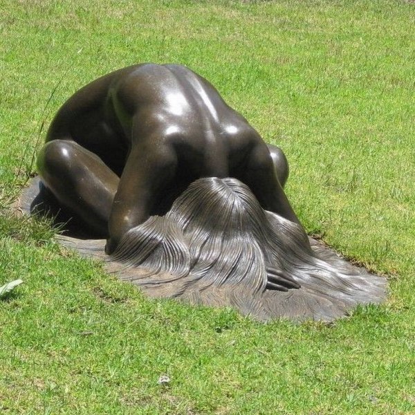 Мем: : Статуя «Девушка, отдыхающая на траве»