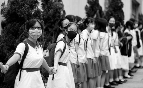 Мем: гонконгские старшеклассники участвуют в протестах. Так что не надо: "А вот в Китае...", авиамоделист Гагарин