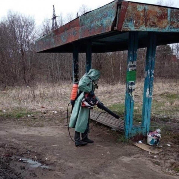 Мем: Дезинфекция автобусной остановки в провинциальной России проходит так, будто бы у вируса был шанс там выжить. Говорят, это Торжок Тверской области.