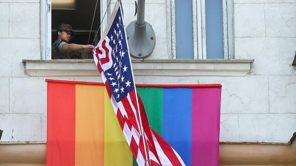Мем: Генконсульство США в Екатеринбурге поддержало акцию с флагом ЛГБТ