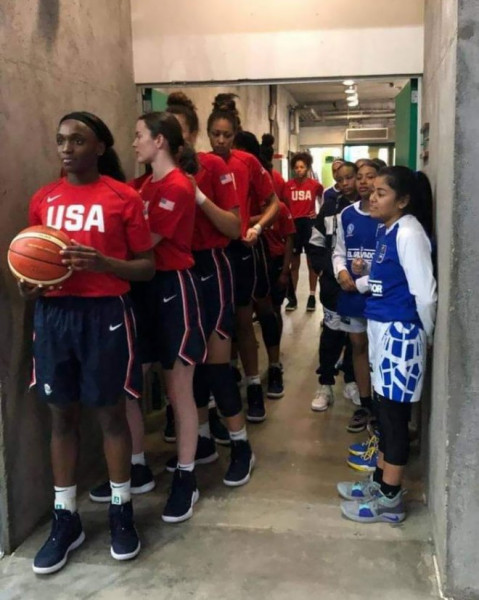 Мем: Женская сборная США по баскетболу против команды Сальвадора, Брюттон