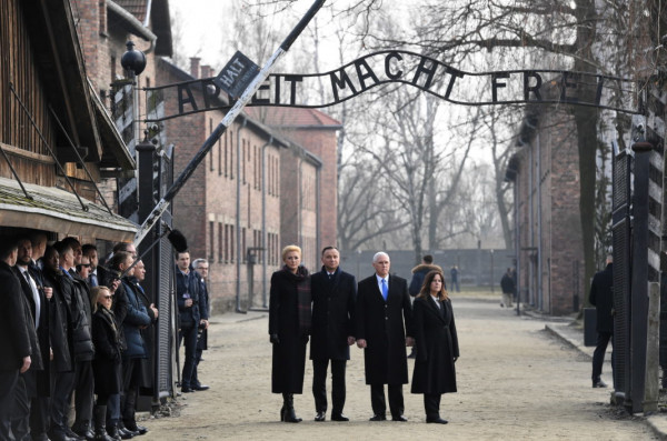 Мем: Президент Польши Андрей Дуда проинспектировал готовность лагеря для мигрантов.