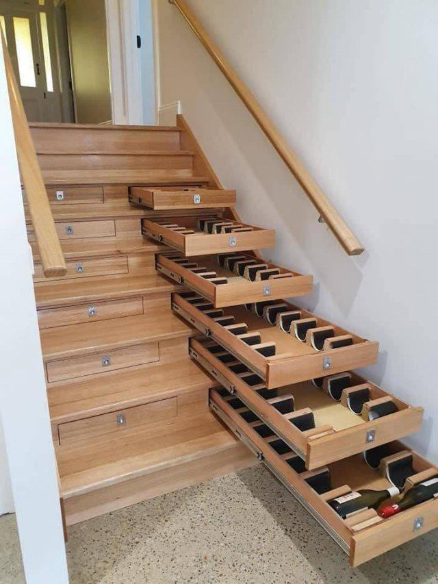 Мем: Лестница с ящиками для вина