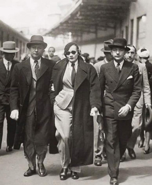 Мем: Марлен Дитрих арестована за нарушение запрета на ношение брюк женщинам в Париже в 1933 году., Интроверт