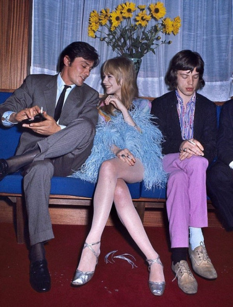 Мем: Ален Делон весело общается с Марианной Фейтфулл, девушкой Мика Джаггера, а тот грустно сидит рядом, 1968 год, Брюттон