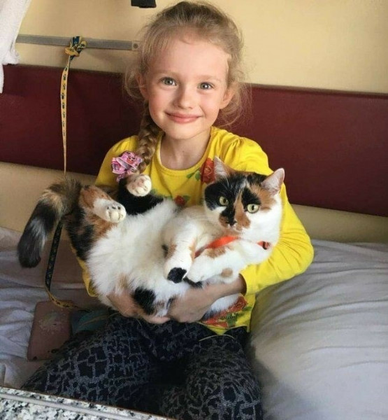 Мем: Кристина и кошка Соня из Мариуполя. Пережили две войны и эвакуацию, Маргаритка