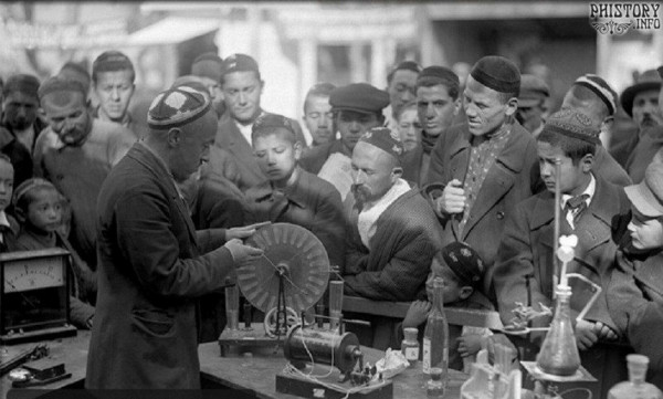 Мем: 1929 год. Всеобуч по химии и физике на улицах Ташкента, Jingle bells
