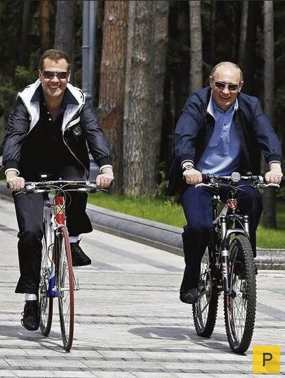 Мем: Путин и Медведев показывают Байдену мастер класс :)