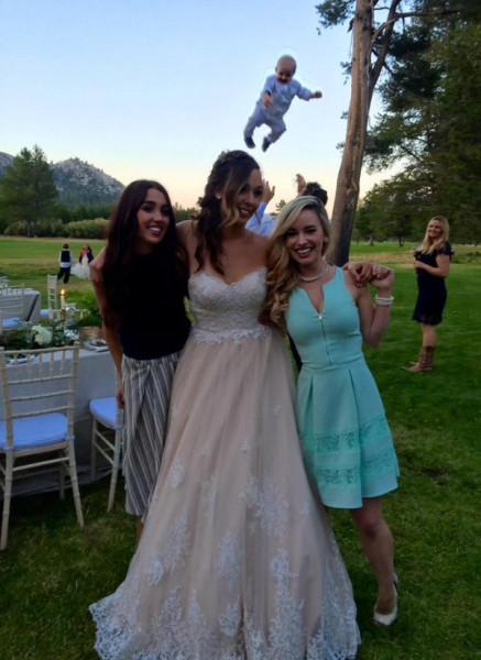 Мем: Невеста и подружки фотографируются пока жених радостно развлекается с приданным, beauty_foo_ll