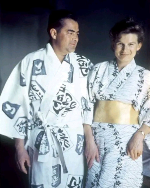 Мем: 1965 год. Валентина Терешкова и Андриян Николаев во время визита в Японию, Оби Ван Киноби