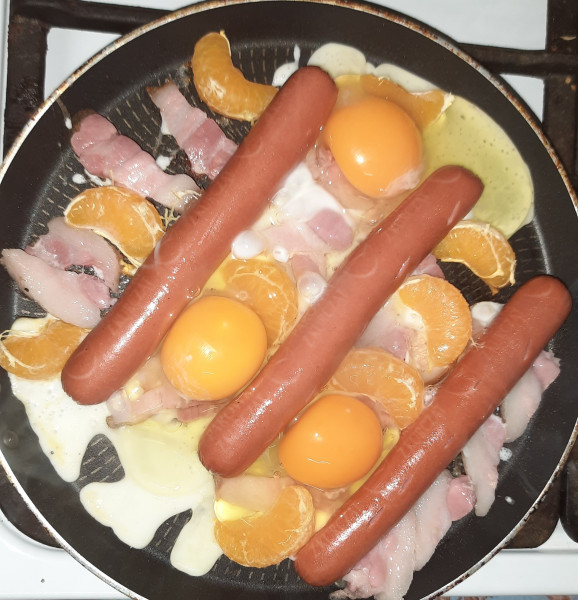Мем: яичница с сосисками, салом и мандаринами, 1andreymx