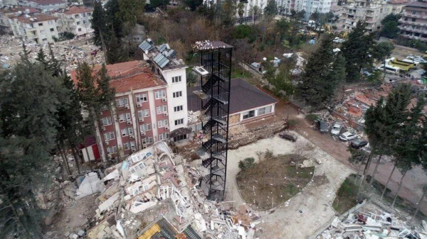 Мем: После землетрясения в Хатае от 7-этажного дома осталась целой лишь пожарная лестница.