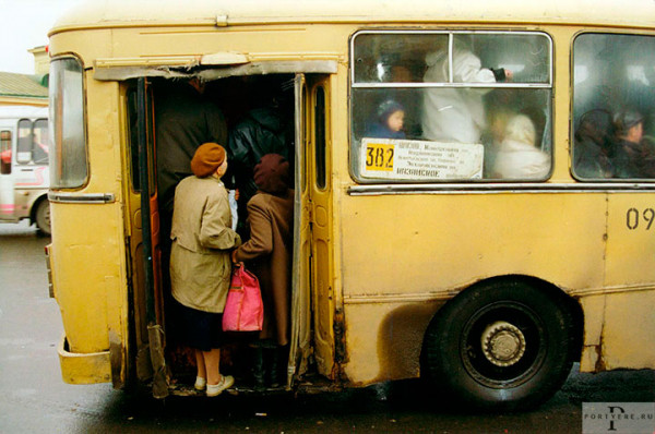 Мем: В автобус влезает старушка