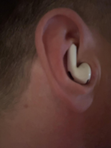 Мем: Внезапно: в интернетах показали, как правильно носить AirPods., henh