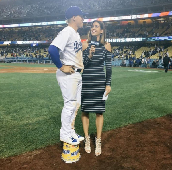 Мем: А нас, дикторов ниже пояса не показывают....