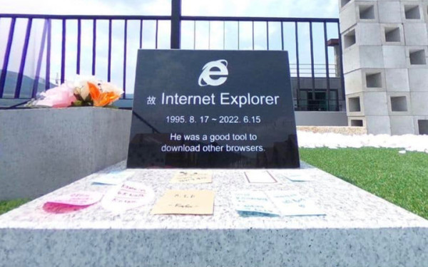 Мем: Памятник Браузеру....