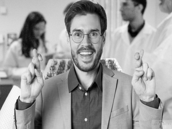 Мем: Ко Дню скрещивания пальцев