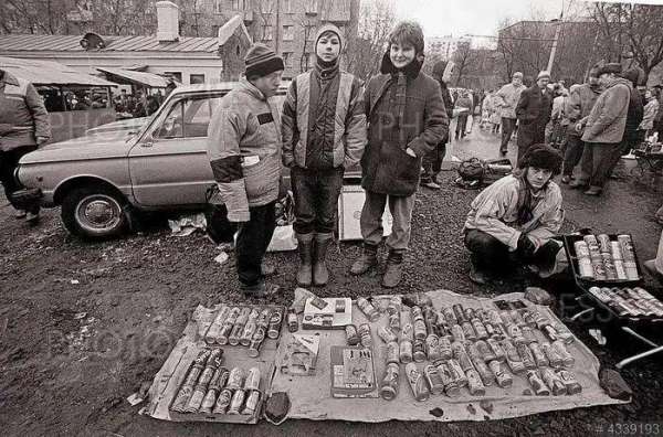 Мем: Продажа и обмен пивных банок для коллекционеров, Москва, 1992 год, Леонид Хлыновский