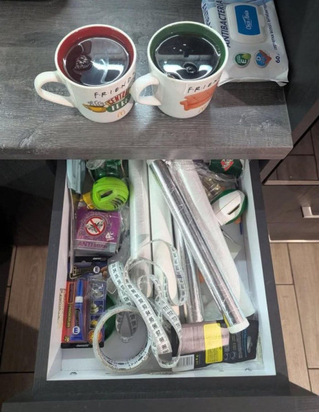 Мем: Говорят, женщинам достаточно 5 секунд, чтобы разглядеть здесь ножницы. Мужчины могут смотреть вечность и так и не понять, где они., henh