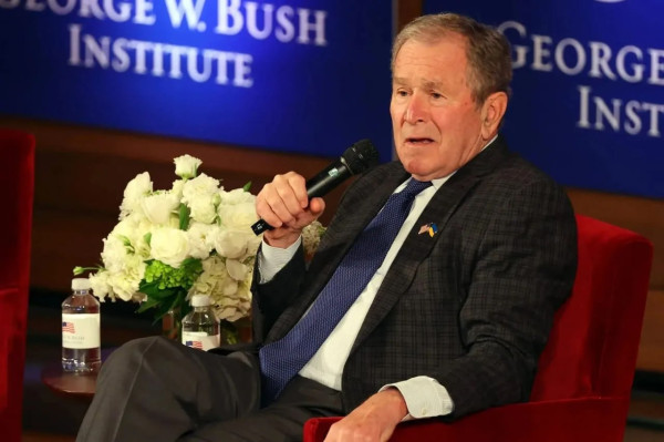 Мем: Джордж Буш младший заявил, что теперь он не самый тупой президент США, Юрий Небольсин