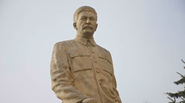 Мем: Памятник палачу., Никакой