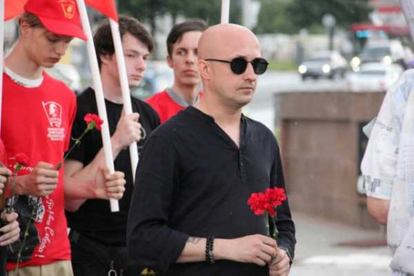 Мем: Коммунисты хотят вернуть власть., Никакой